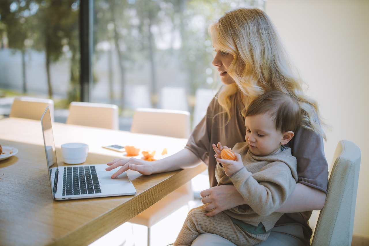 woman-wfh-child